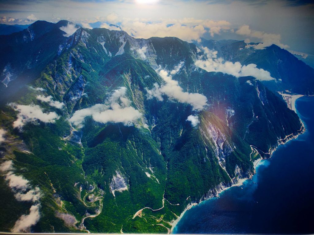 ▲臺灣山海交會的生態環境,在齊柏林鏡頭下顯得熠熠生輝。(記者 辛澎祥/攝)