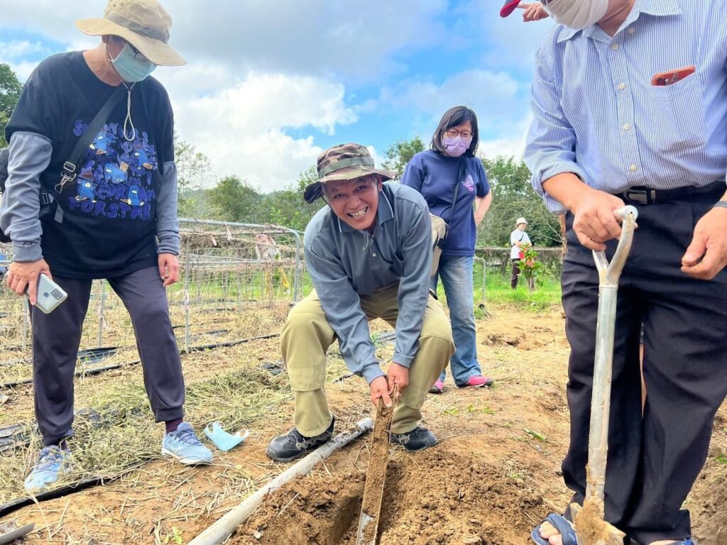 ▲民眾採收山藥興緻高昂。（圖/新北農業局 提供）
