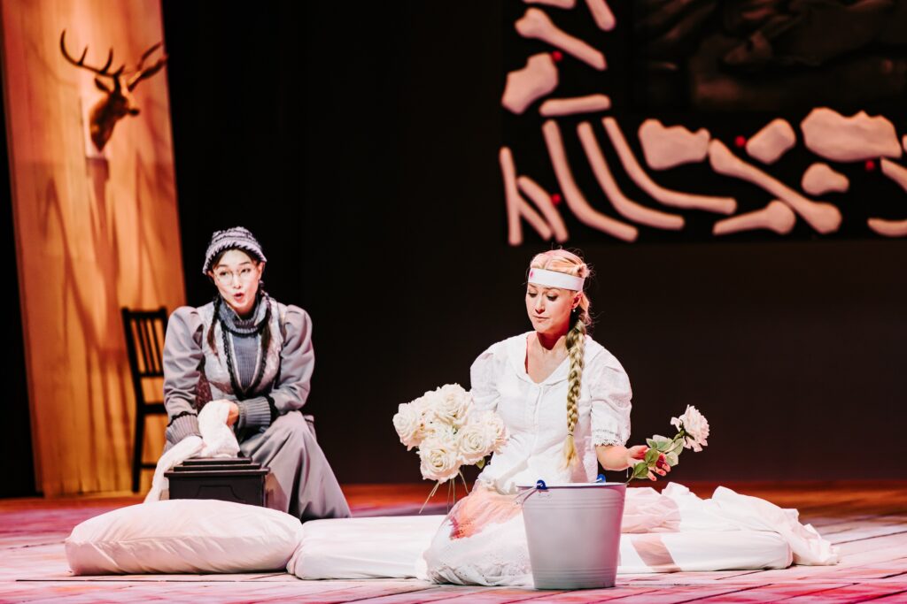 韋伯歌劇《魔彈射手》中,兩位女高音相互較勁,精彩萬分。攝影 李建霖