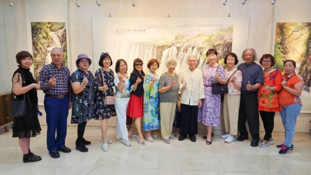 ▲隸屬中華娛樂文創產業發展協會的多位書畫家，也到場向張清宗老師（中）表達道賀之意。（記者 詹佳綺/攝）