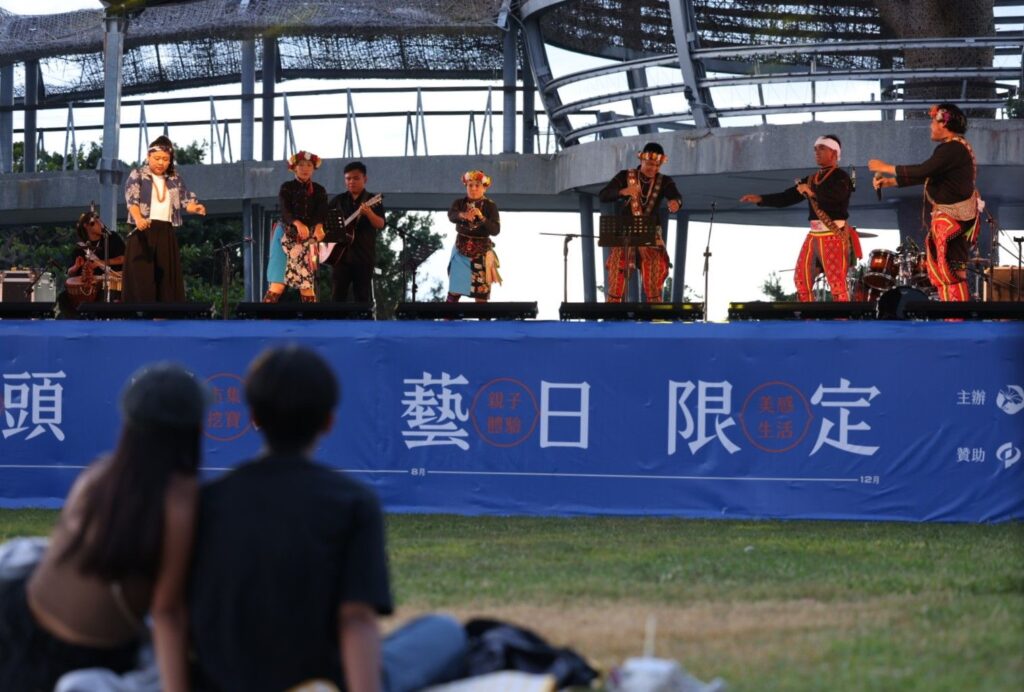 ▲民眾席地而坐愉快的觀賞戶外表演節目。(圖/文化部 提供)