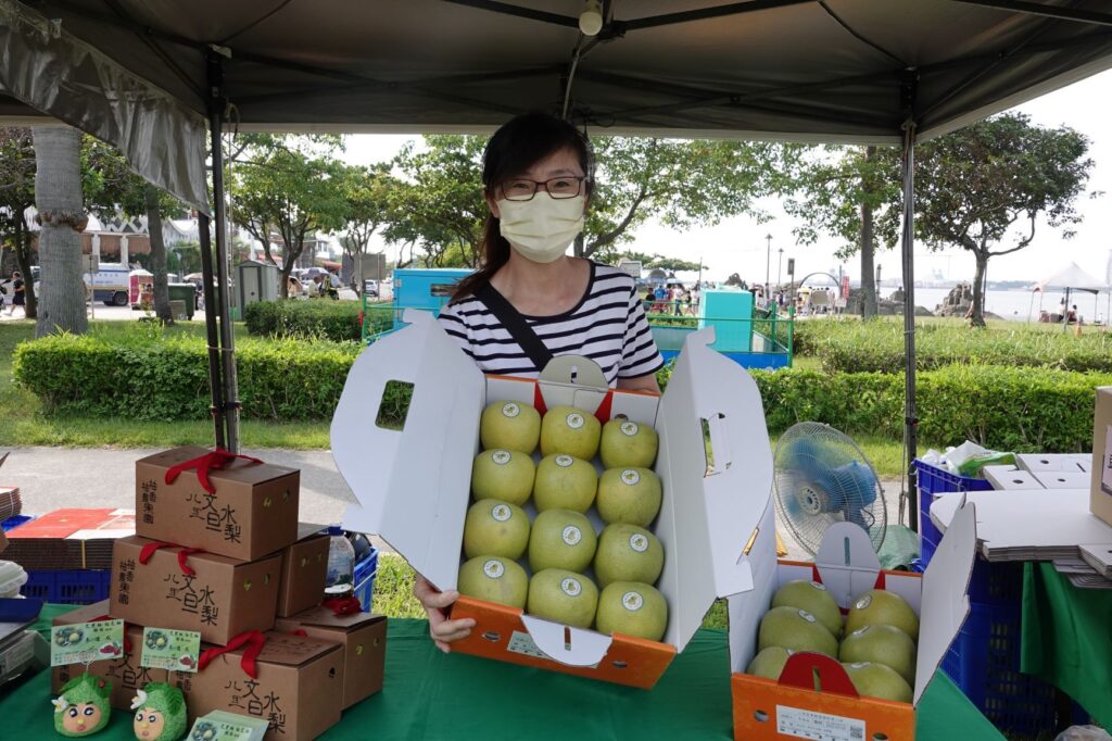 ▲品質優良遠近馳名的新北八里柚上市。（圖/新北市農業局 提供）