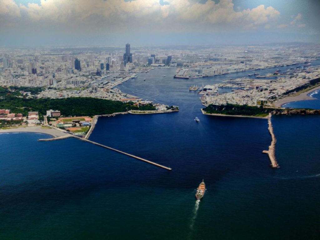▲高雄港的全景呈現齊柏林導演拍攝技巧的專業與深廣視野。(記者 辛澎祥/攝)