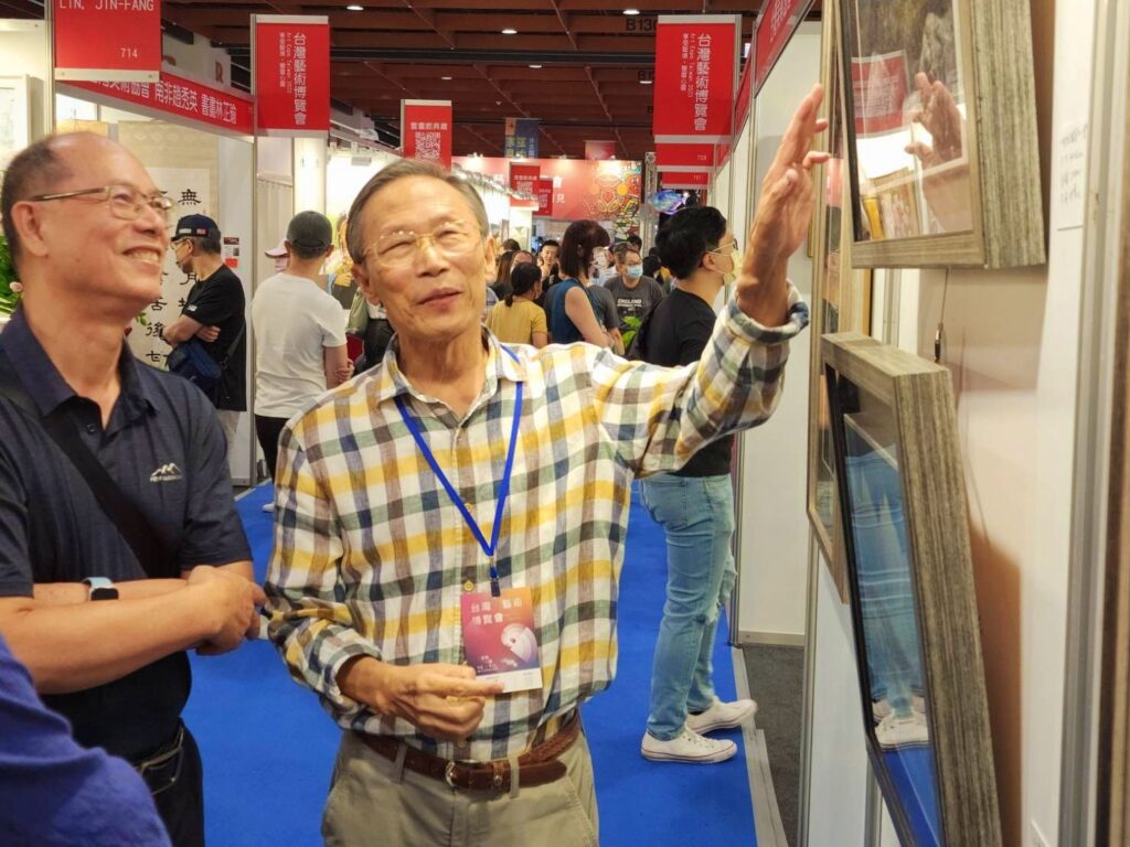 ▲林象元老師(右)在展場為觀賞作品民眾進行導覽。(記者 詹佳綺/攝)