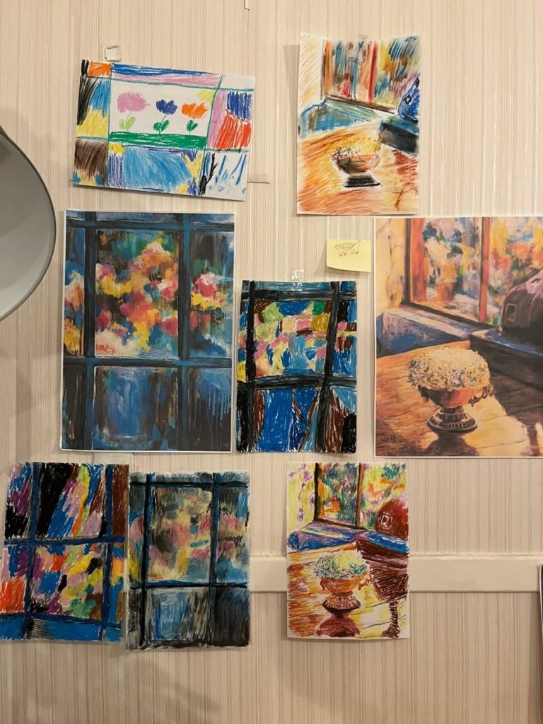 欣賞畫展後，學童們動手畫出自己對生活的察覺及感受。(圖/高子甯提供)