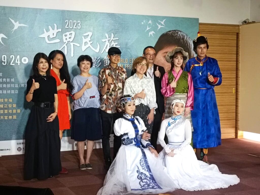 ▲文化部次長王時思(右4)、故宮院長蕭宗煌(右3)、導演陳潔瑤(左2)、導演宋欣穎(左3)、導演張徐展(左4)、電影節宣傳大使大慶(右1)與小薰(右2)一同出席2023世界民族電影節。(記者/陳安婷攝)