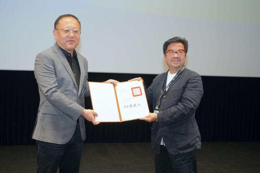 ▲文化部部長史哲(左)與新任國家影視聽中心新任董事長褚明仁合影。(圖/文化部 提供)
