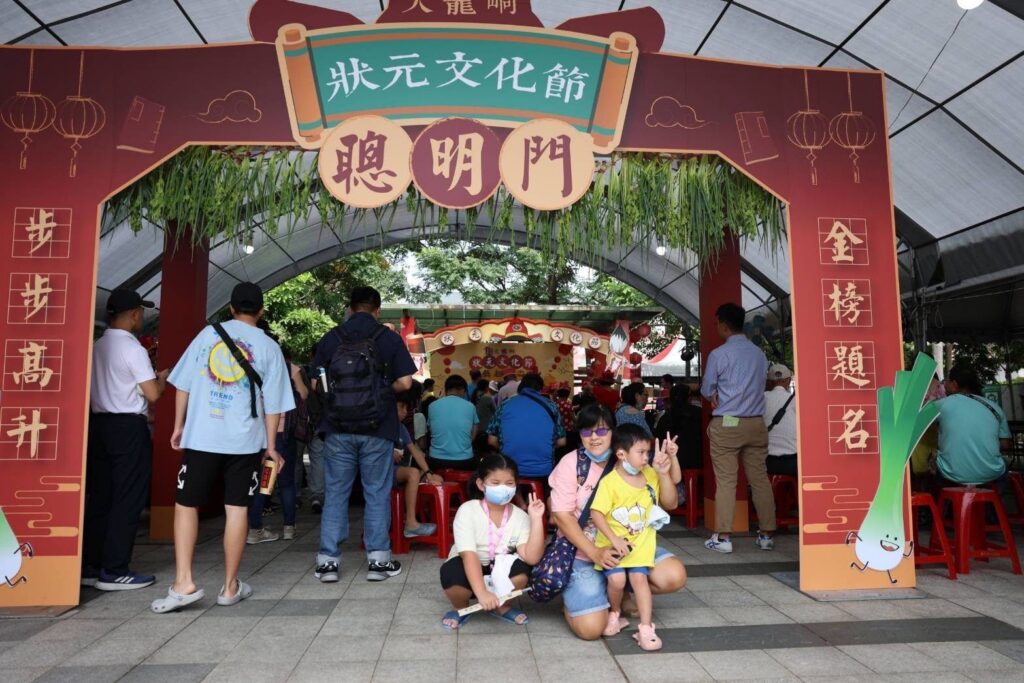 ▲大小朋友及民眾熱絡參加大龍峒狀元文化節活動。(圖/台北市商業處 提供)