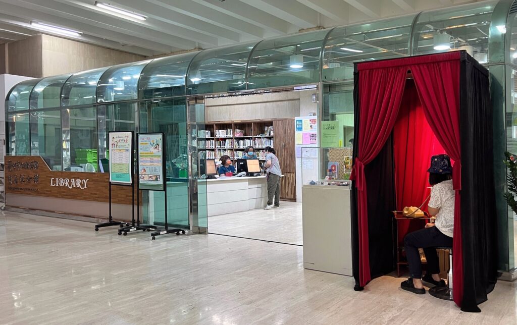 歡迎來圖書館， 藉由復古電話亭，聆聽新住民二代的心聲。（圖/文化局提供）