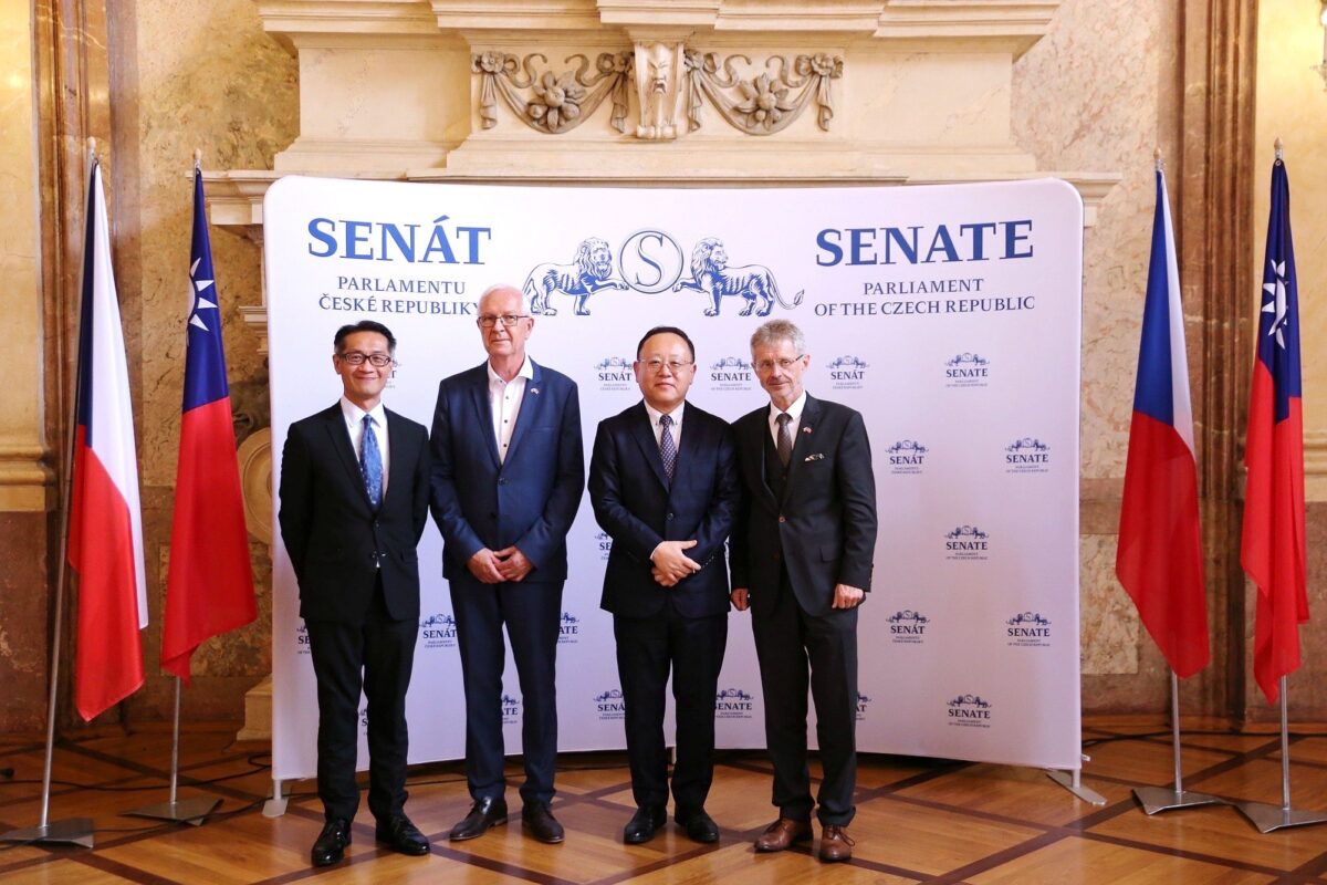 駐捷克代表處文化組揭牌   史哲強調以文化遞出代表臺灣的名片