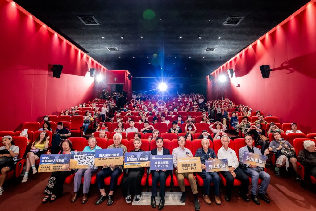 2023臺灣國際人權影展開幕片映前大合影。(圖/國家人權博物館提供)