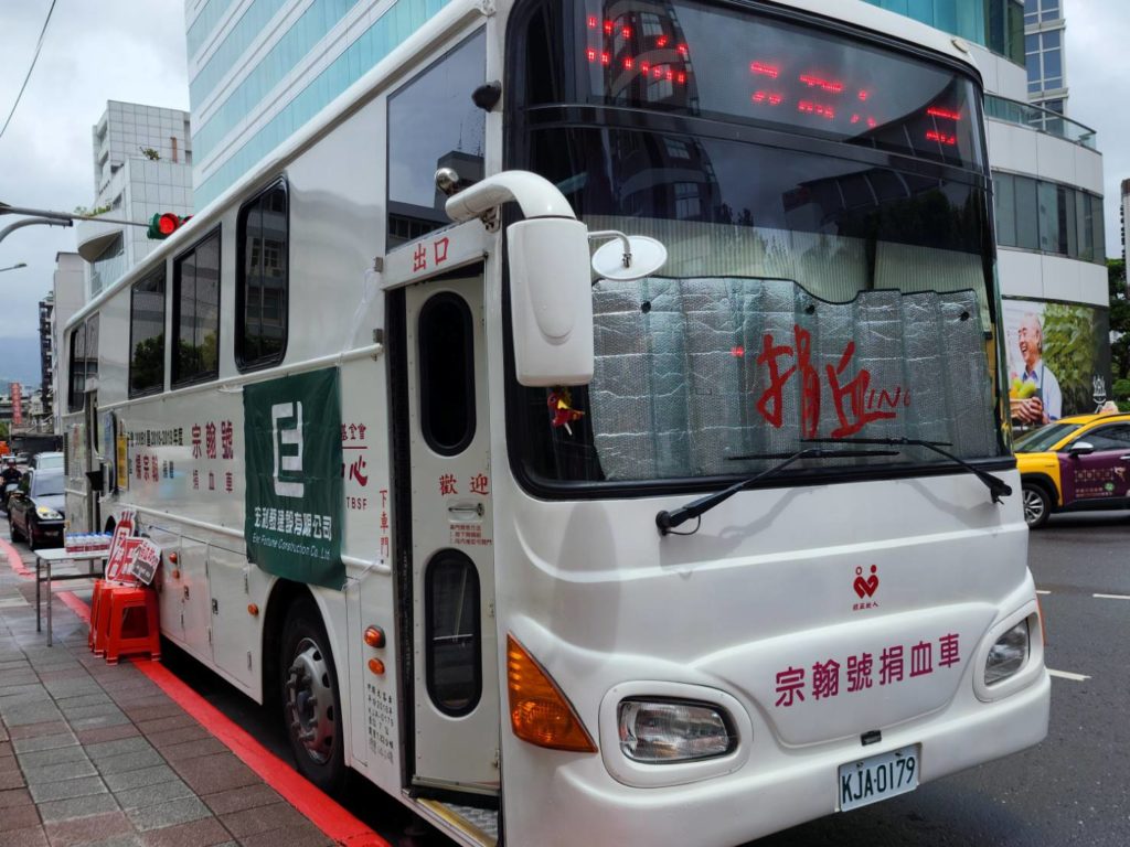 ▲由國際獅子會總監楊宗翰所捐贈的「宗翰號捐血車」,今天執行民眾捐血任務。(記者 辛澎祥/攝)