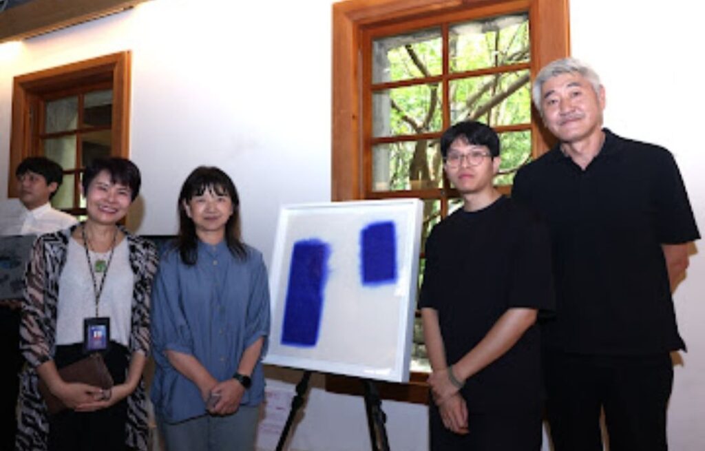 ▲文化部次長李靜慧（左二）與參展藝術家合影。左一為文化部藝術發展司司長周雅菁，與本活動有多年策辦推廣的淵源及豐富行政經驗。（圖/文化部 提供）