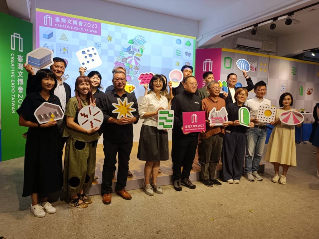 文化部長史哲與2023臺灣文博會策展團隊合影。（記者 陳安婷/攝）