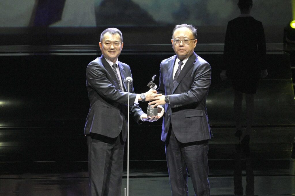 ▲文化部長史哲(右)頒發戲曲表演類獎項特別獎,由陳美雲家人代表接受。(圖/文化部 提供)