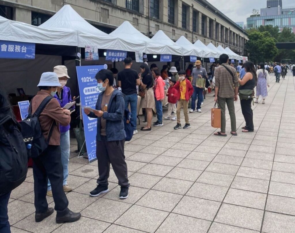 ▲活動現場民眾在各個攤位選購馬祖農特產品,場面熱烈。(圖/觀光署 提供)
