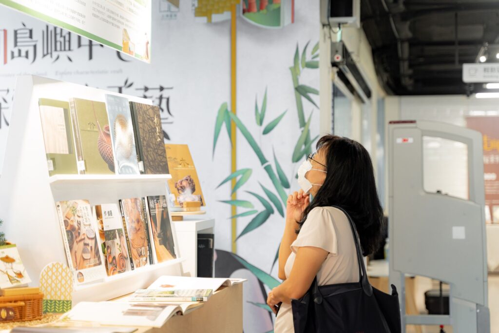 ▲民眾在展區中得以掌握更周延多元的資訊。(圖/工藝中心 提供)