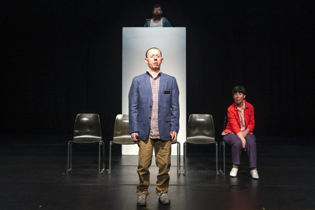 背靠背劇團《當獵人成為獵物的影子》演出顛覆觀眾的認知。（圖/國家兩廳院提供 攝影 Kira Kynd）