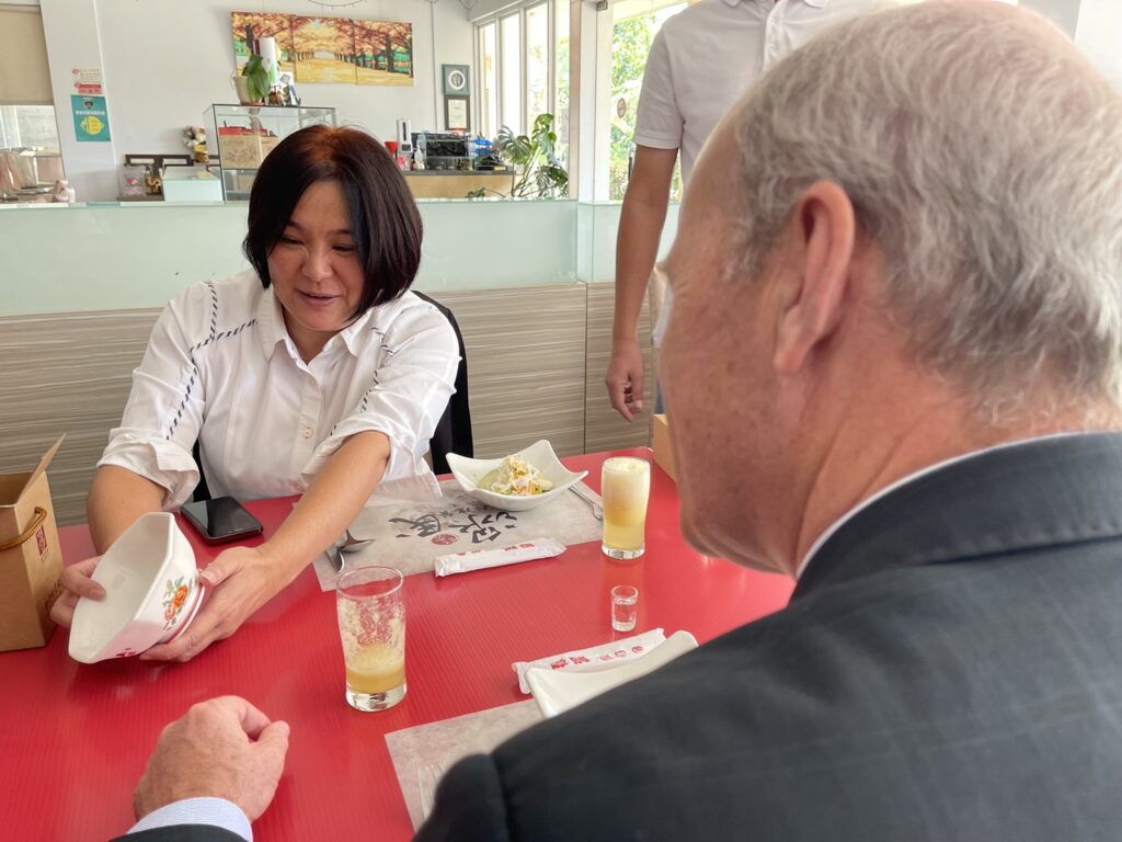 ▲陳玉珍委員為加拿大駐台代表友人在金門陶瓷廠介紹「富貴吉祥八角碗」的寓意,賓主盡歡。(圖/陳玉珍委員辦公室 提供)