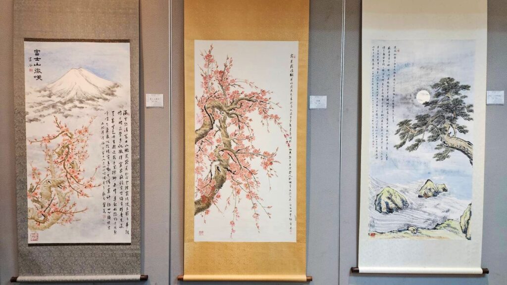 ▲林彥助老師的水墨畫作品,呈現詩中有畫、畫中有詩的絕美意境。(記者 詹佳綺/攝)