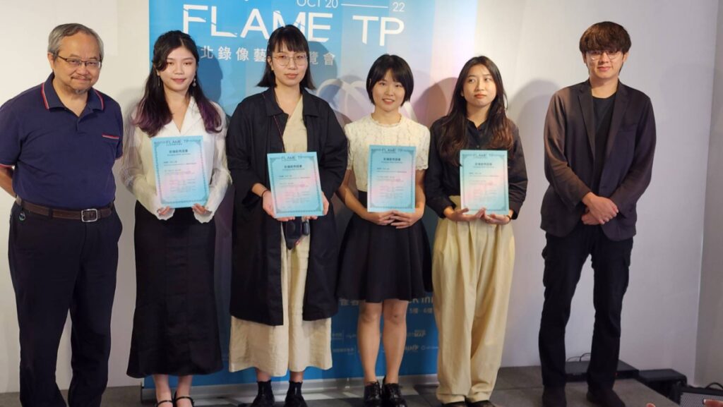 ▲出席錄像藝博會的新秀藝術家與創辦人張學孔(左)及藝術總監羅禾淋合影留念。(記者 辛澎祥/攝)