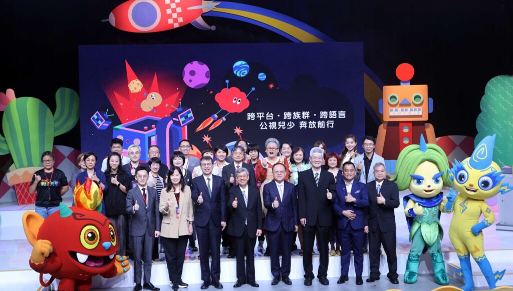▲出席公視跨平台服務宣示的各界貴賓,合影留念見證歷史。(圖/文化部 提供)