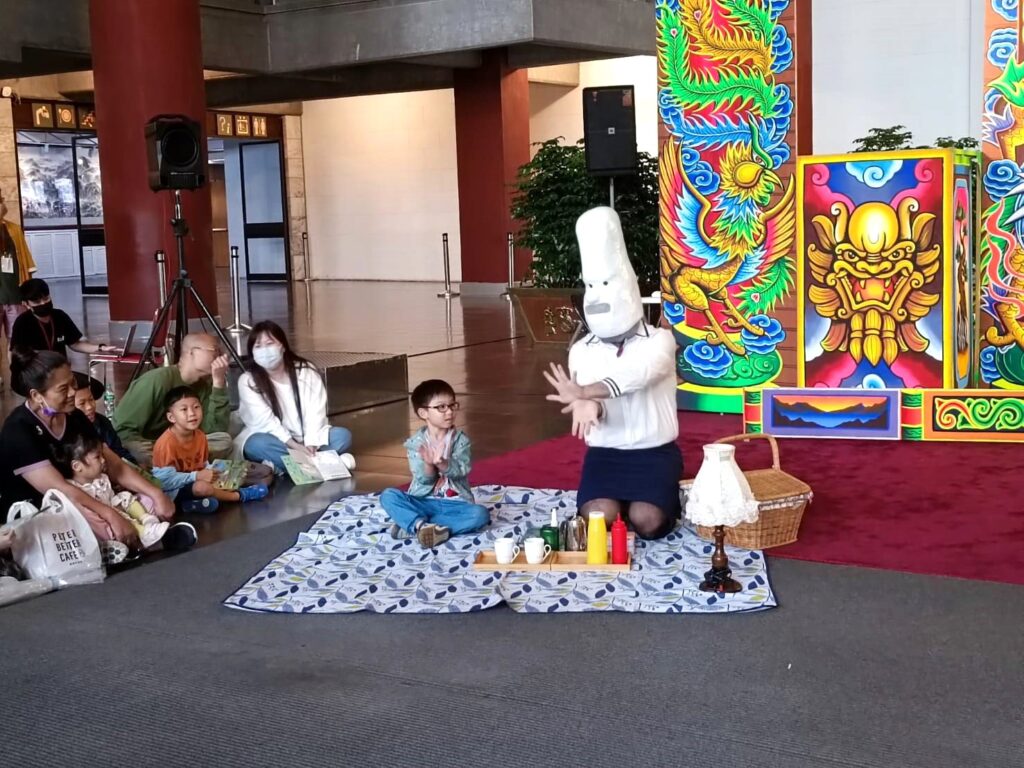 魔梯形體劇場結合肢體喜劇的創作風格與小朋友互動。(記者 陳安婷/攝)
