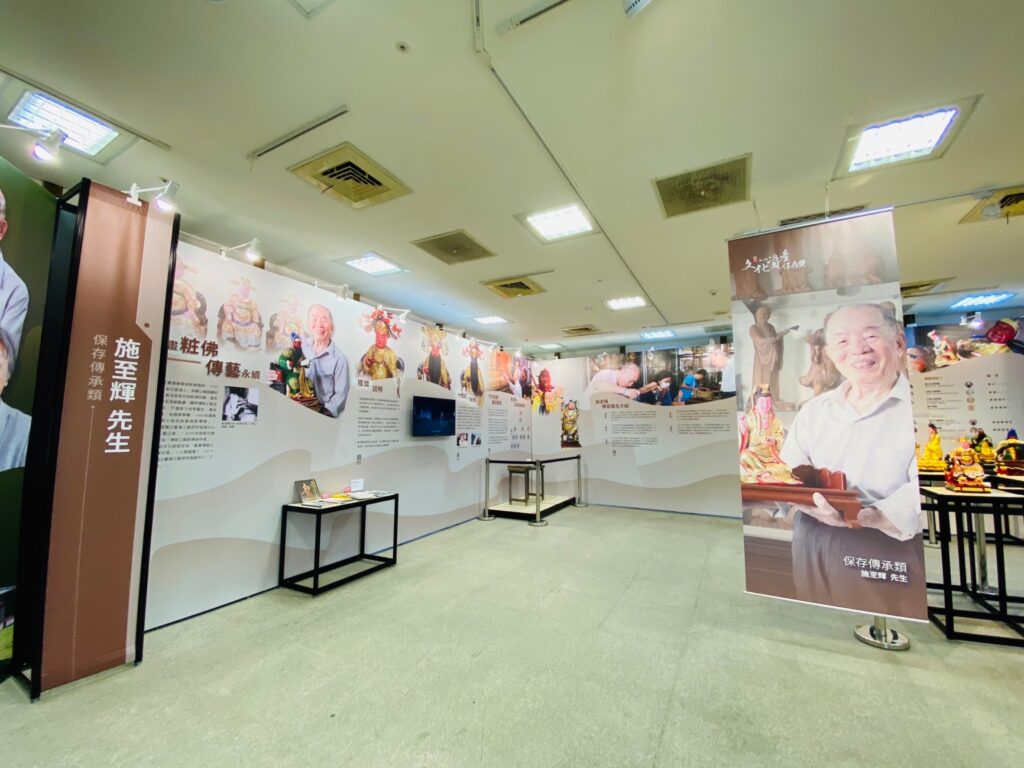 ▲文化部文化資產園區衡道堂多功能空間同步舉辦本屆獲獎單位特展,展出施至輝及其藝生的粧佛作品。(圖/文化部文資局 提供)