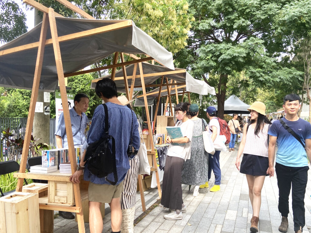 臺中「綠空．紙本市」創意書市集，集結多家書店、藝文業者參與，還邀請弘光科技大學師生，聯手打造特色書店攤位