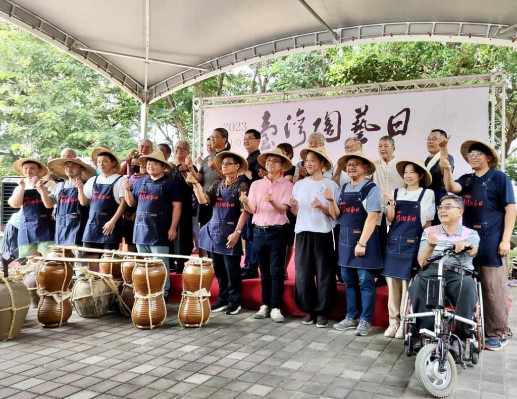 ▲陶藝界與各界貴賓代表齊力慶祝臺灣陶藝日活動。(圖/工藝中心 提供)