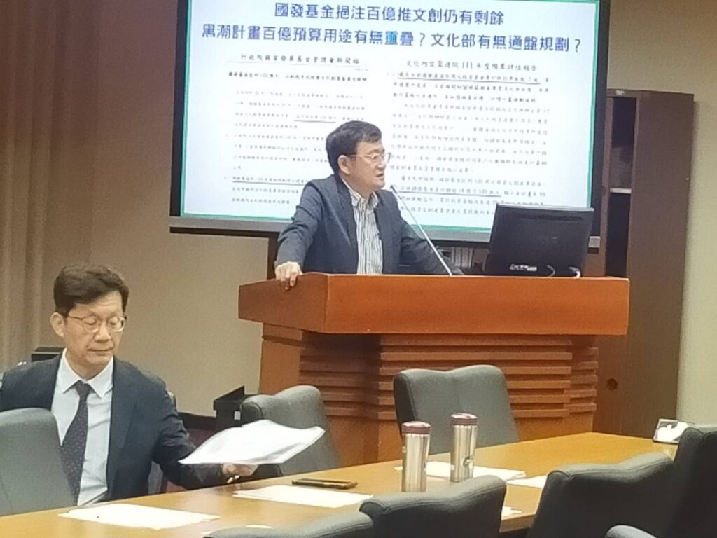 ▲立委黃國書質詢史哲部長並提醒預算的分配與執行要顧及公允,避免曡床架屋之爭議。(記者 辛澎祥/攝)