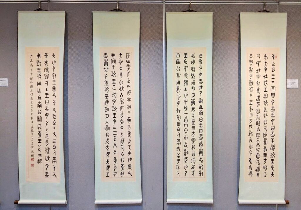 ▲陳文樹老師擅長的甲骨文書體,字裡行間充滿獨有的靈性之美。(記者 詹佳綺/攝)
