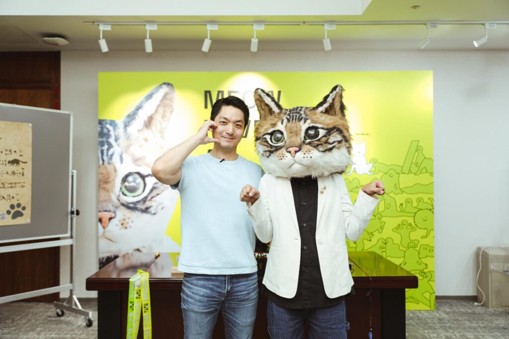 ▲蔣萬安市長與貓市長在市長室合影。(圖/文化局提供)