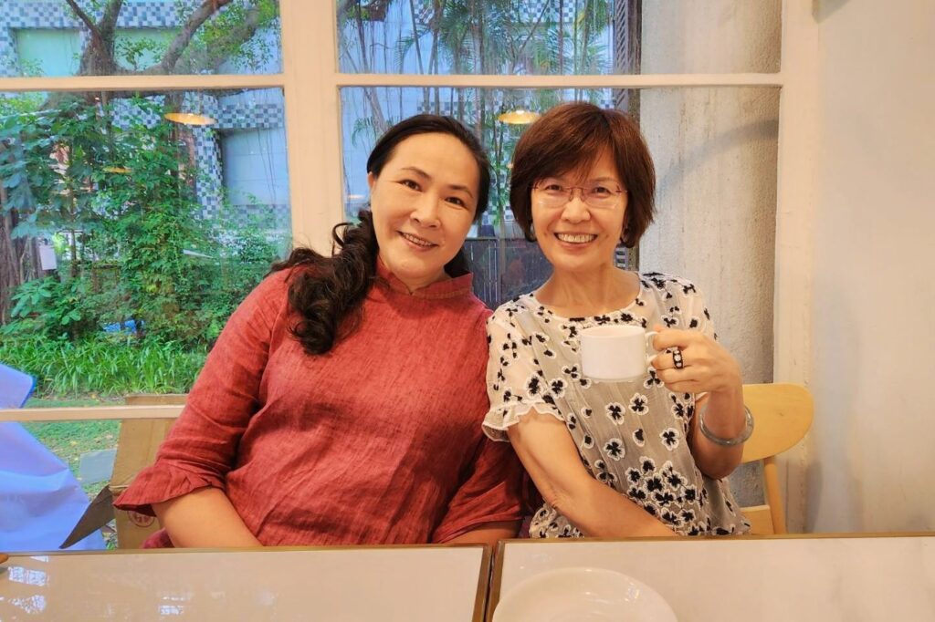 ▲同為創作型藝術家,林懿娟(右)與莊麗珠在藝術這條路上相互加油,彼此打氣。(記者 詹佳綺/攝)