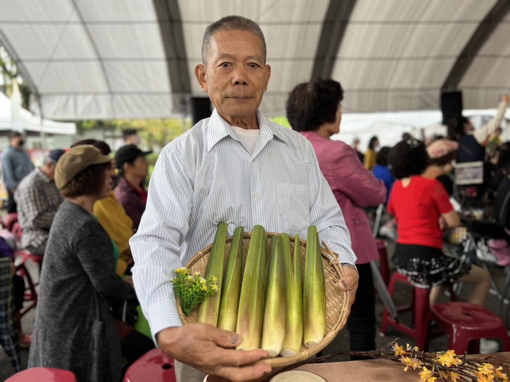 ▲得獎農民展示所栽種的優質筊白筍。(圖/新北農業局 提供)