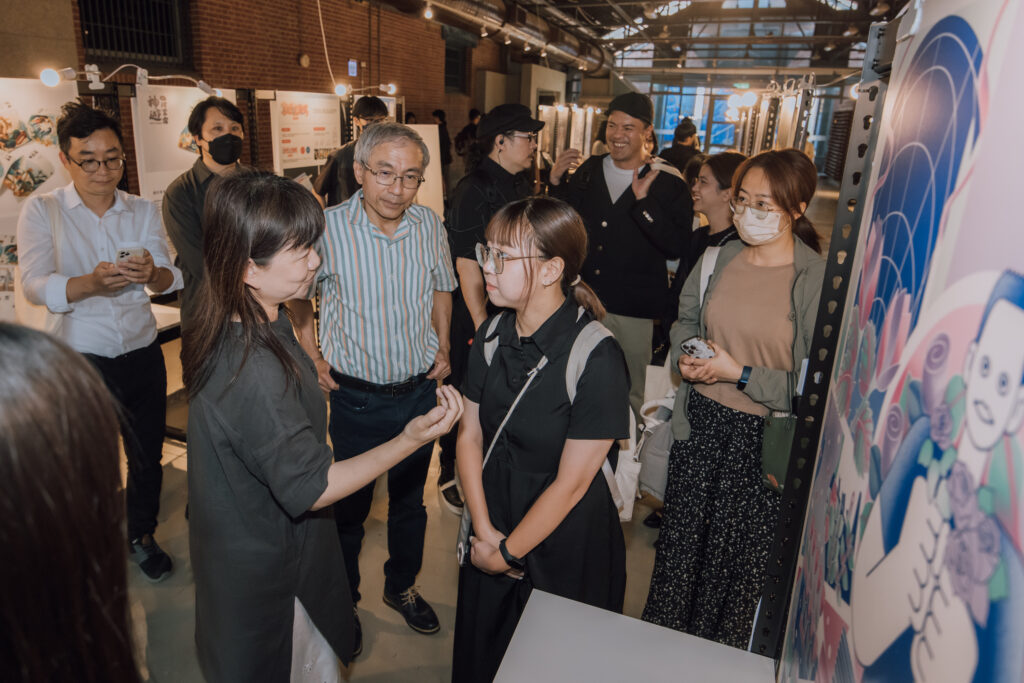 文化部次長李靜慧（左1）、文化部文資局長陳濟民（中）於展場巡禮仔細聆聽獲獎同學解說。（圖/文化部提供）