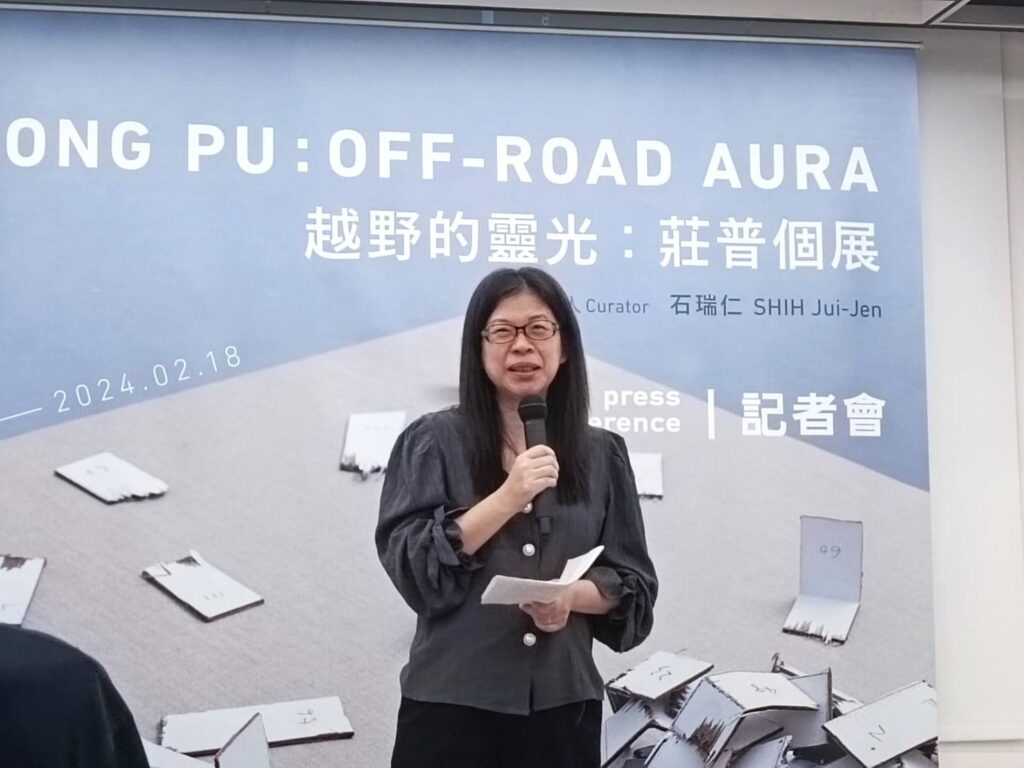 國美館陳貺怡館長贊揚莊普的成就。(記者 陳安婷/攝)