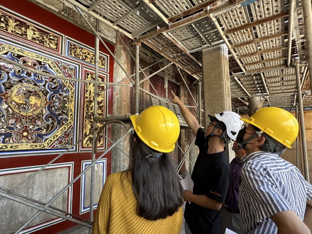 ▲文化部文資局與鹿港龍山寺討論彩繪修護進度問題。(圖/文資局 提供)