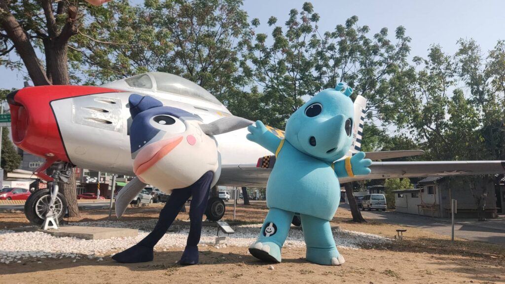 吉祥物在水交社歡迎民眾到訪。(圖/文化局提供)