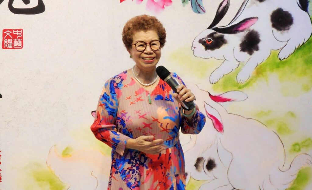 ▲中華文耀協會創會理事長呂玉環,致詞時開心歡迎海內外藝術家出席開幕與展覽盛會。(記者 詹佳綺/攝)