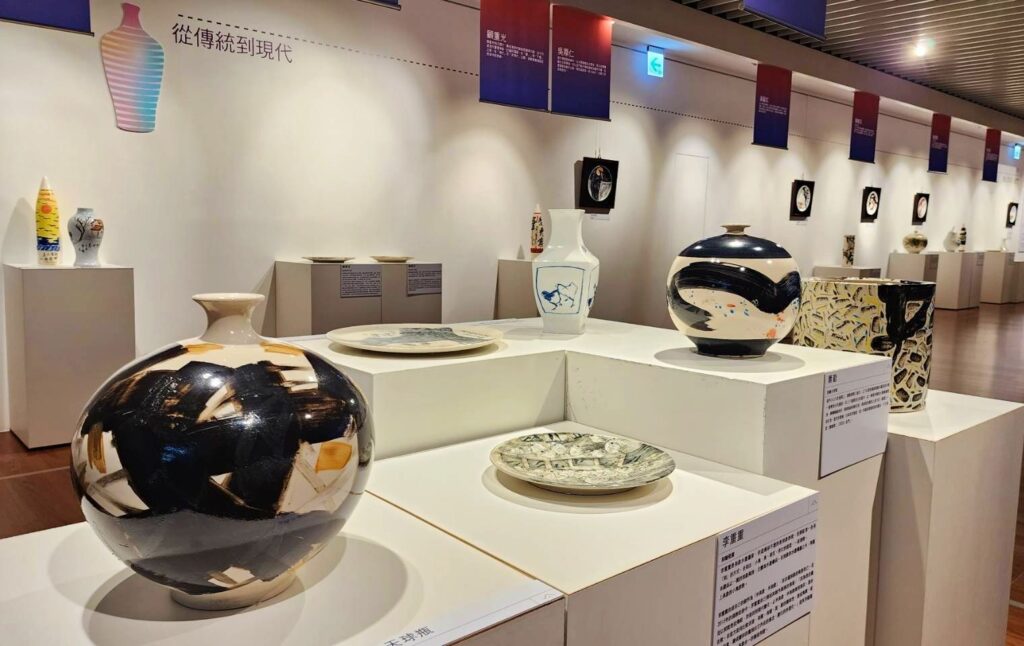 ▲由知名藝術家所製作的陶瓷作品，令人眼前為之一亮。（記者 辛澎祥/攝）