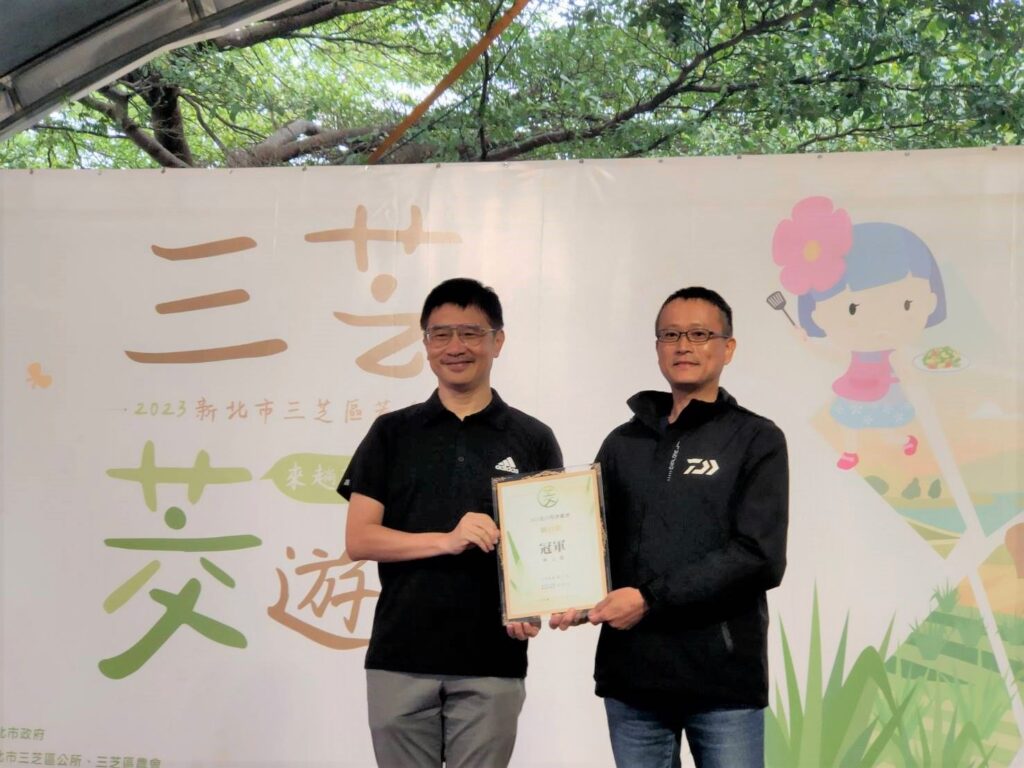 ▲新北農業局長李玟(左)頒發獎狀給得獎農民,以肯定其栽種農產品的努力。(圖/新北農業局 提供)