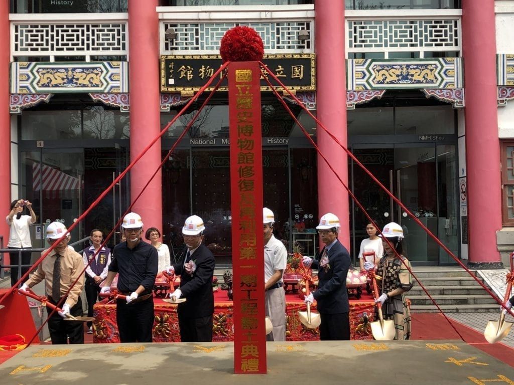 ▲2019年史博館修復工程動工典禮,時任館長的廖新田(右二)代表參與儀式。(圖/資料照)