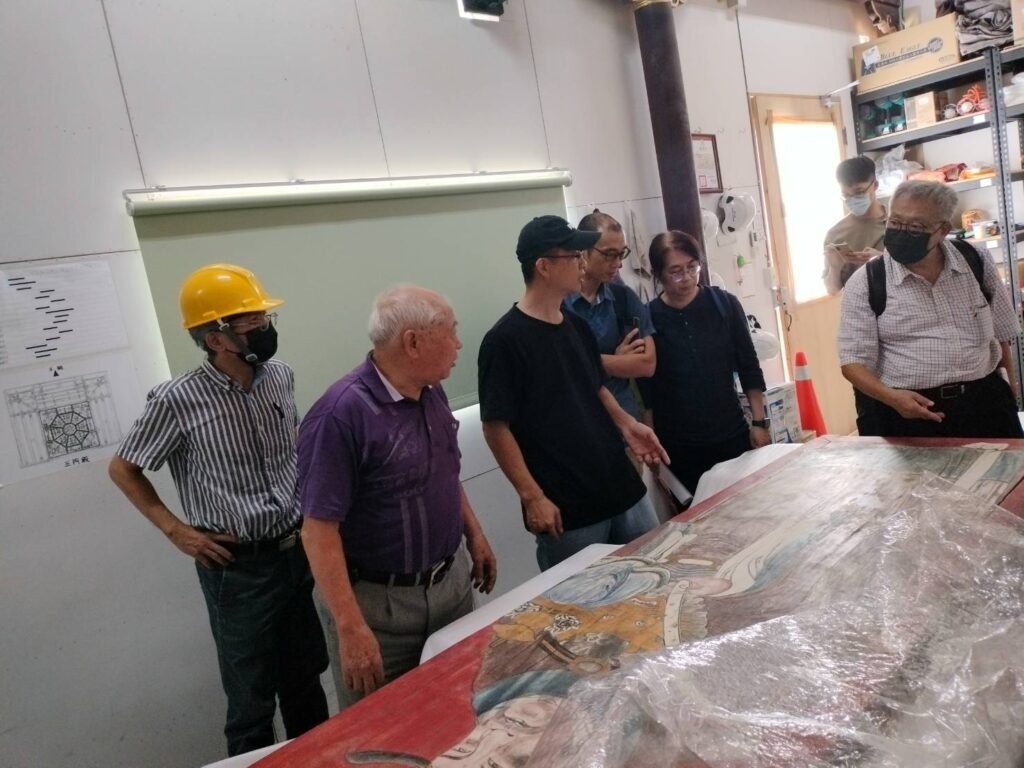 ▲專家學者針對鹿港龍山寺的彩繪修護的細節表達關切。(圖/文資局 提供)