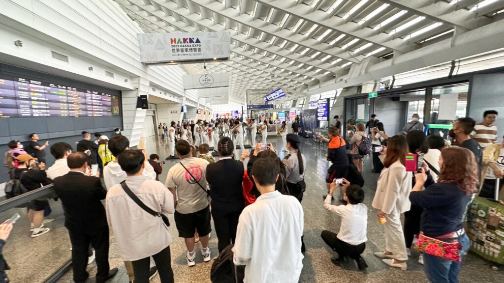 機場公司的快閃演出，讓經過的旅客紛紛拿起手機拍照、直播錄影打卡。