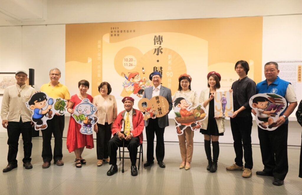 ▲出席開幕式的貴賓特向劉興欽(左五)老師道賀並開心合影留念。(圖/新竹縣文化局 提供)