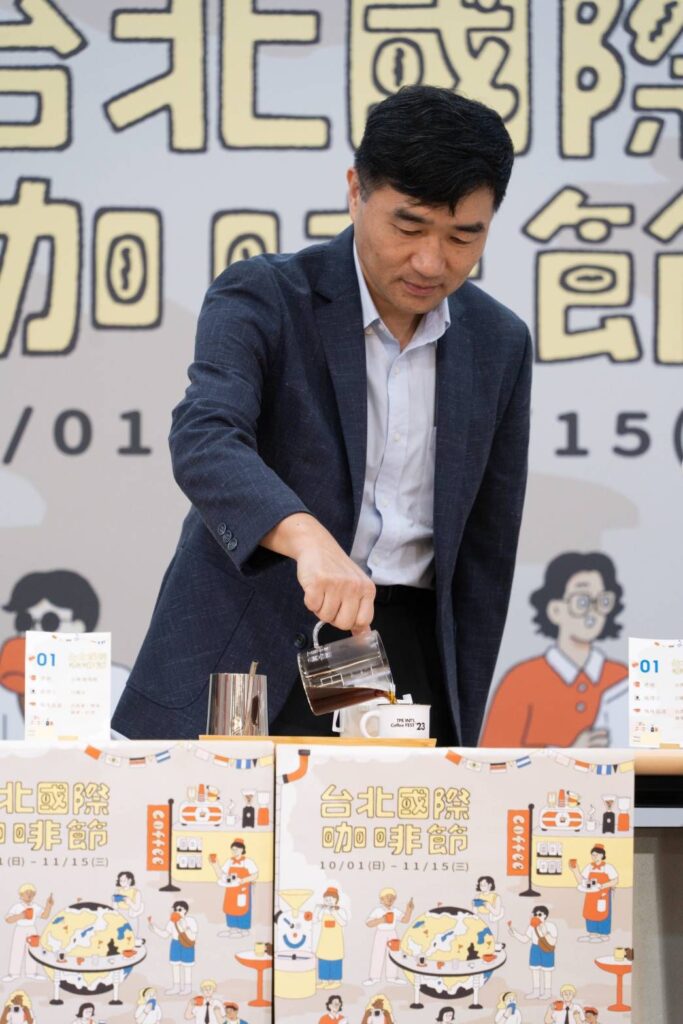 ▲台北市商業處處長高振源親自沖泡咖啡分享來賓。(圖/台北市商業處 提供)