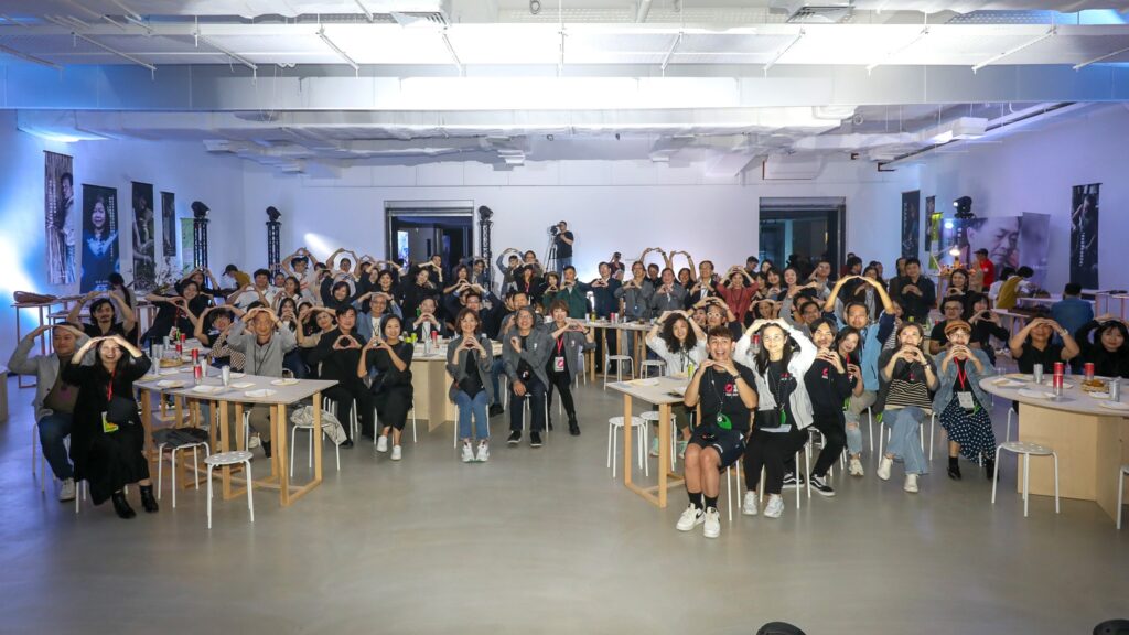 台灣設計展「○聚 Change」設計之夜閉幕活動，邀請百位設計師共聚一堂。（圖/文化局提供）