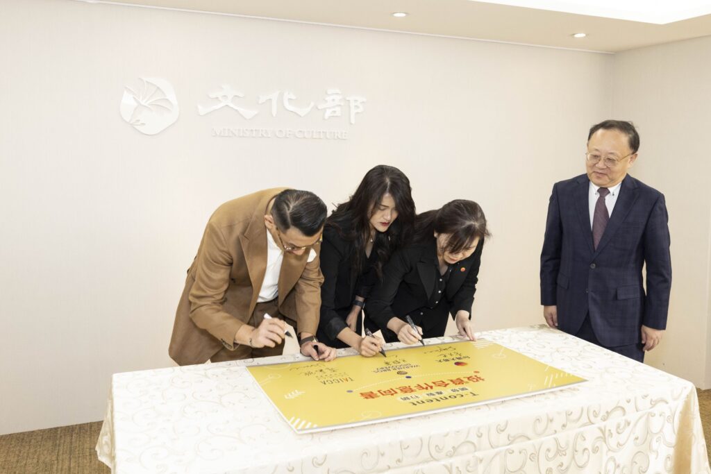 ▲在文化部長史哲(右)的見證下,三方代表簽下合作備忘錄,共同成立影視基金合作推出優質內容。(圖/文策院 提供)