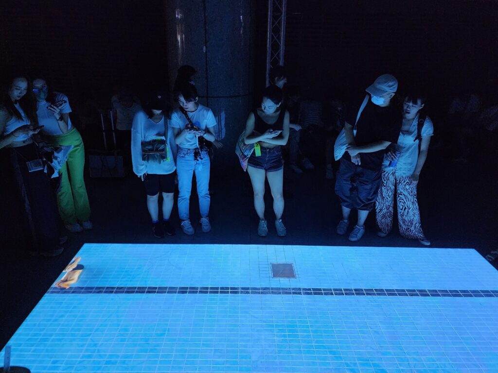 ▲魯志楷《斿永》在市府打造沒有水的泳池。(圖/文化局提供)